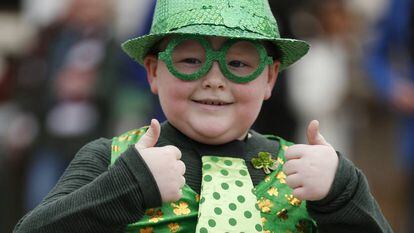 Uma criança vestida à caráter para o St Patrick's Day, em Cheltenham, no Reino Unido.