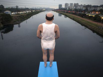 Batizada de "As Margens do Rio Pinheiros", uma intervenção do artista plástico de Eduardo Srur alerta para a poluição dos rios de São Paulo. Na imagem, uma estátua de um homem ameaça saltar de um trampolim em um dos rios mais contaminados do Brasil.