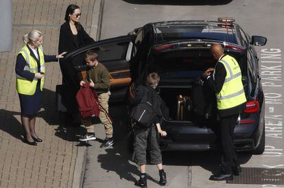 Angelina Jolie com dois de seus filhos, Shiloh e Konx, em Londres em 17 de maio.