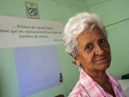 A professora Georgina Arias, de 78 anos, posa em sala de aula da Casa do Pedagogo