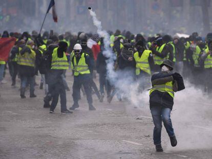 Manifestante devolve bomba de gás em Paris.