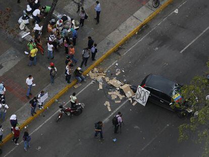 Manifestantes anti-governo bloqueiam uma praça de Caracas.