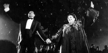 Montserrat Caballé e Freddie Mercury em 1988 interpretam 'Barcelona'.