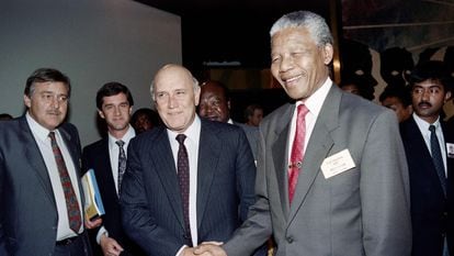 O líder do Congresso Nacional Africano, Nelson Mandela, cumprimenta o presidente da África do Sul, Frederik W. de Klerk, em maio de 1992.