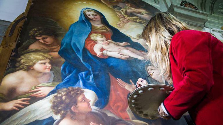 Restauradora trabalha na 'Madonna' da pintora Violante Beatrice Siries.