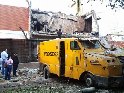 Restos de um blindado na frente do edifício demolido da sede da Prosegur em Ciudad del Este.