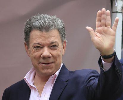 Santos acena antes de votar neste domingo, em Bogotá.