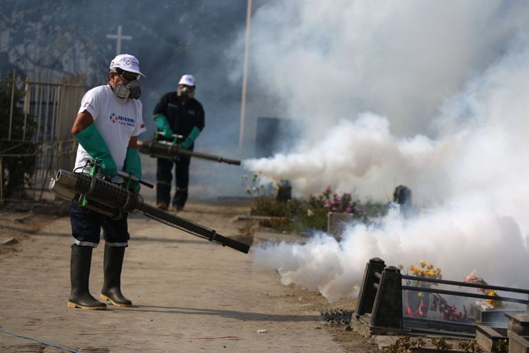 Inspetores da área da saúde agem para tentar conter a proliferação do mosquito no cemitério El Angel, em Lima, no Peru.