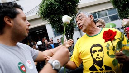 Eleitor de Haddad oferece flor a eleitor de Bolsonaro, no dia do segundo turno.