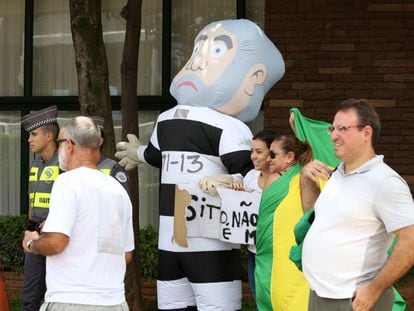 Manifestantes celebram investiga&ccedil;&atilde;o da Pol&iacute;cia Federal sobre Lula.