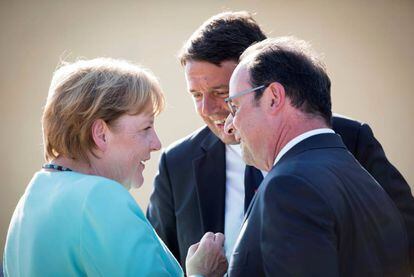 A chanceler alemã, Angela Merkel, fala com o presidente francês, François Hollande, e o primeiro-ministro italiano, Matteo Renzi, no domingo, em Ventotene.