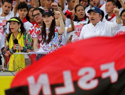 O presidente nicaraguense, Daniel Ortega, sua esposa, a vice-presidenta Rosário Murillo, e sua filha Camila Ortega, assistem em julho de 2019 à comemoração dos 40 anos da Revolução Sandinista.