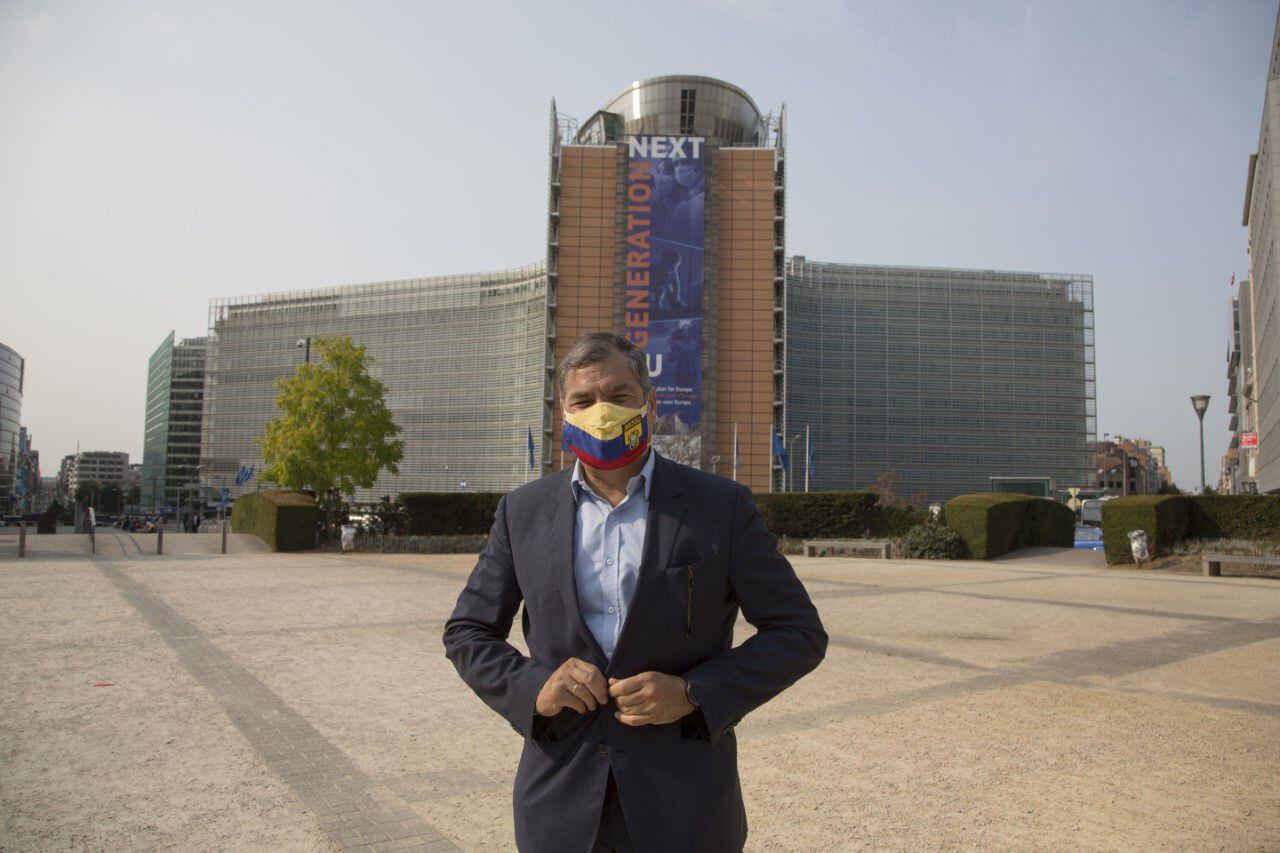 O ex-presidente equatoriano Rafael Correa, em frente ao edifício da Comissão Europeia.
