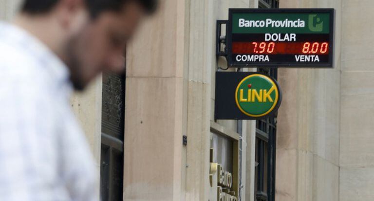 Um homem passa em frente a um banco na sexta-feira.