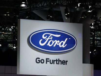 Logotipo da Ford no Salão do Automóvel de Nova York.