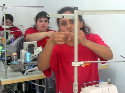 Internas da prisão de Montevidéu participam de curso de costura.