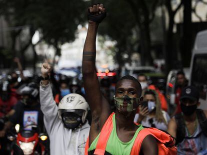 Entregadores de aplicativo protestam por melhores condições de trabalho, em 1º de julho, no Rio.