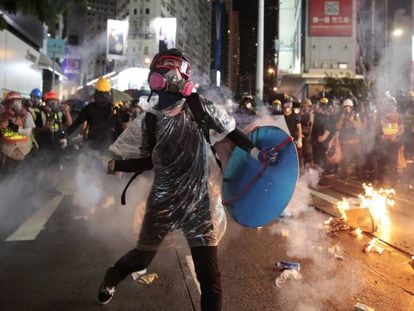 Manifestante com máscara de gás na manifestação proibida deste sábado em Hong Kong. Em vídeo, imagens dos protestos.