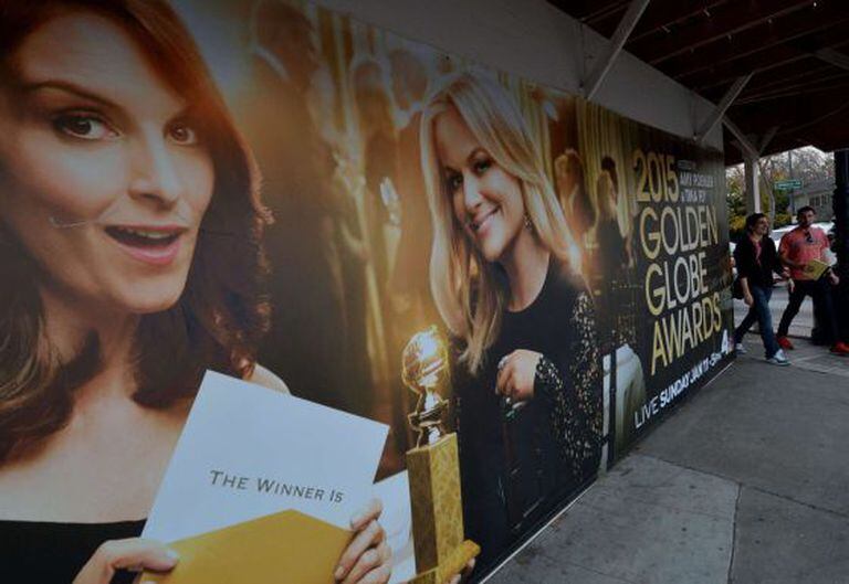 Tina Fey e Amy Poehler garantem humor ácido à premiação.