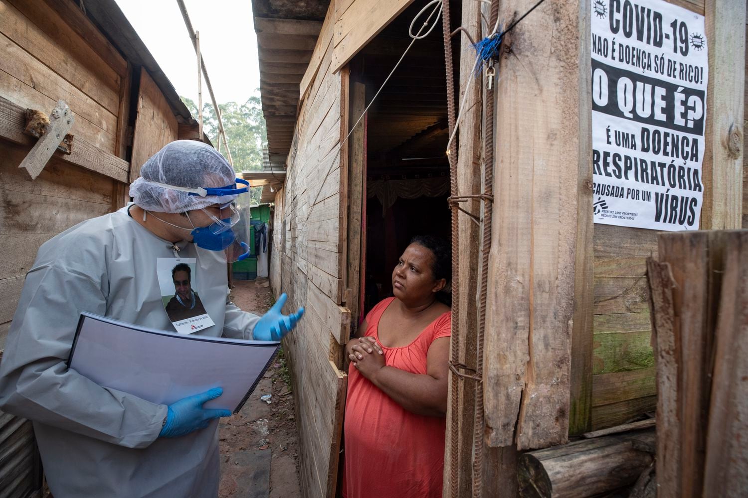 Profissionais da saúde dos Médicos Sem Fronteiras realizam exames médicos em São Bernardo do Campo.