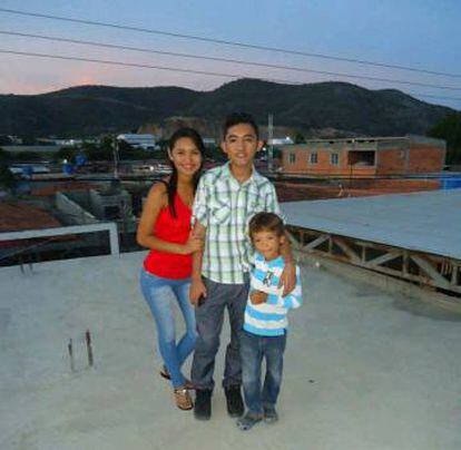 Wilmer com a irmã e o sobrinho em Barquisemeto, na Venezuela.