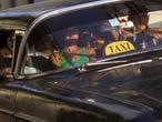 Un taxi abarrotado de pasajeros circula por una calle de La Habana, Cuba. En las últimas semanas se observa un ambiente más relajado y optimista en la isla como resultado de las modestas reformas llevadas a cabo por el presidente Raúl Castro, tras el acuerdo con EEUU para normalizar las relaciones entre ambos países.