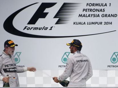 Hamilton molha Rosberg depois da vitória dupla da Mercedes.