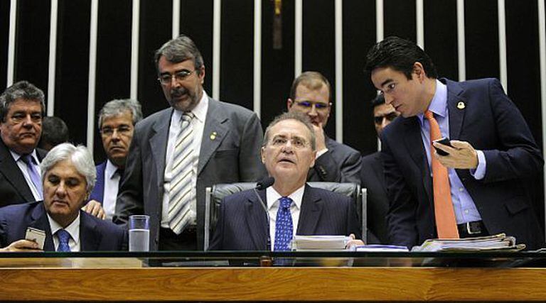 Renan Calheiros preside a sessão do Congresso.