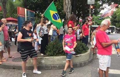 Eleitores de Haddad, em uma esquina do Rio neste sábado.