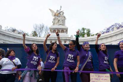 Mulheres formam cordão humano em protesto contra feminicídios no México.