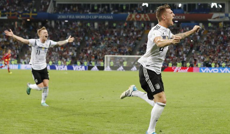 Kroos e Reus comemoram gol que tirou a Alemanha do sufoco.