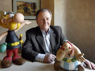 Albert Uderzo, com bonecos de Asterix e Obelix, em 2007.