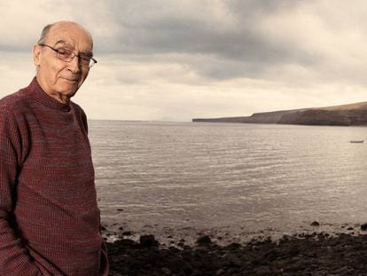 José Saramago, na praia Quemada, entre os municípios de Yaiza e Tías, em Lanzarote, Espanha, em uma imagem de 2007.