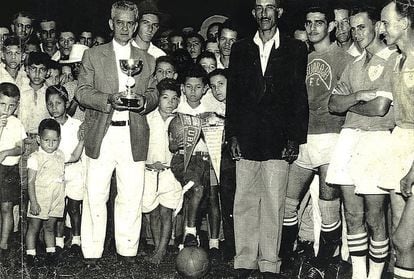 Há 100 anos, meu bisavô (com o troféu nas mãos) fundou o time de futebol mais antigo de Tocantins.