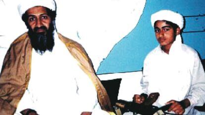 Hamza bin Laden, à direita, com seu pai, em 2001.