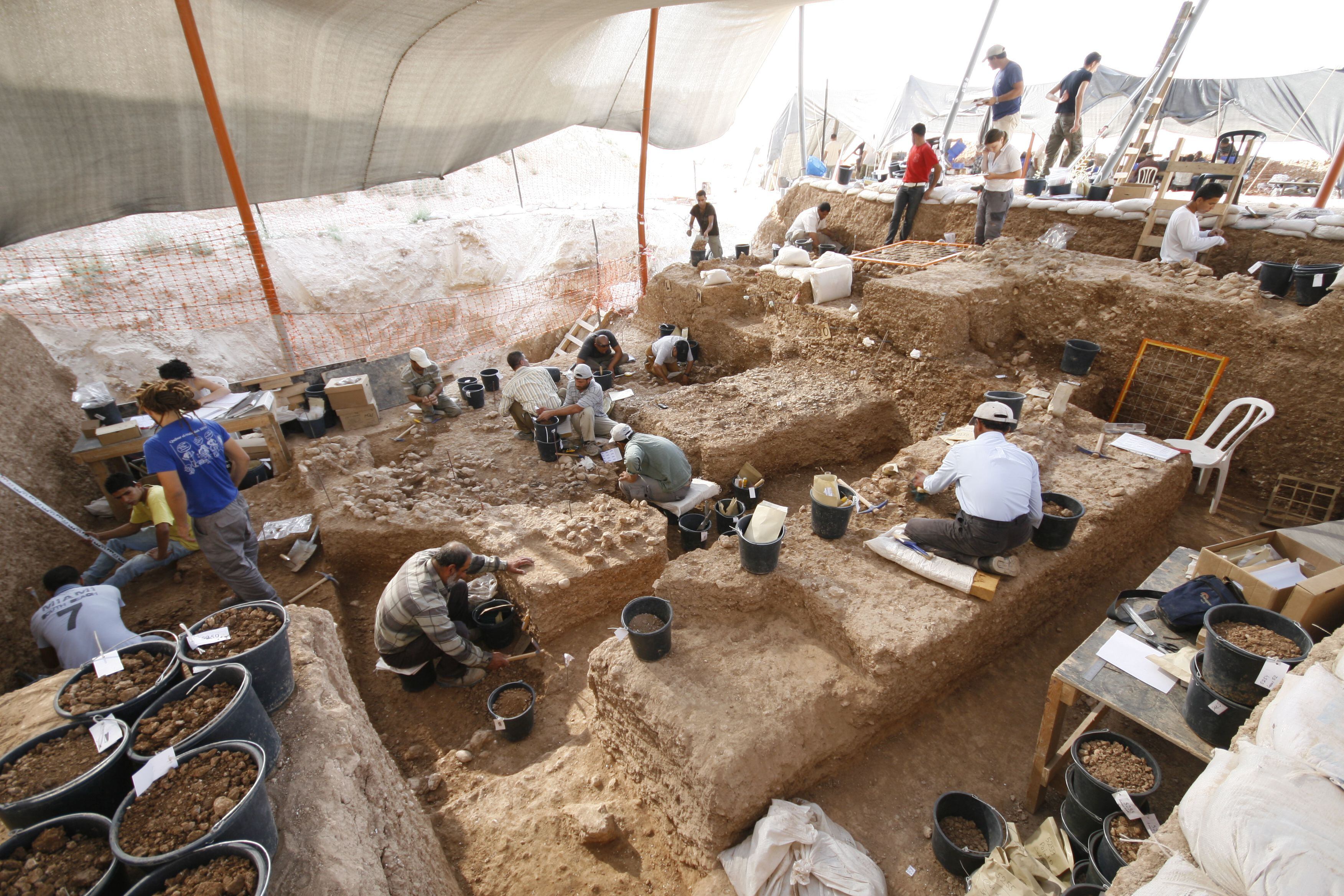 Escavações no sítio arqueológico de Nesher Ramla. 