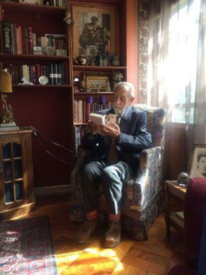 O dramaturgo chileno Hernán Letelier, em sua casa de Santiago