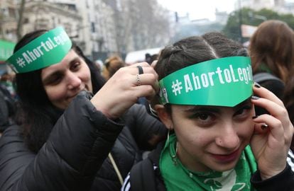 Manifestantes pró-aborto legal em Buenos Aires.