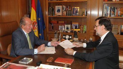 El Rey entrega ao presidente do Gobierno, Mariano Rajoy, a carta na que abdica.