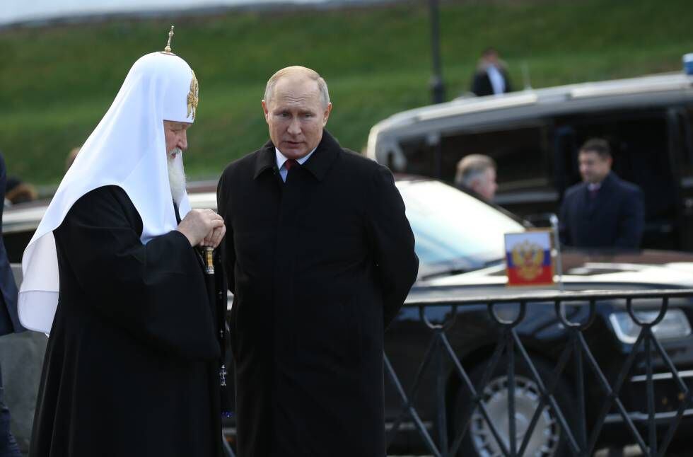 Putin e o patriarca Kiril, da Igreja Ortodoxa Russa, numa cerimônia na Praça Vermelha, em Moscou, em novembro passado.