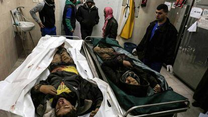 Familiares dos dois adolescentes mortos em Gaza, diante de seus restos no instituto médico legal de um hospital de Rafah.