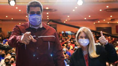 Nicolás Maduro acompanhado da sua esposa, Cilia Flores, em um ato de campanha, nesta terça-feira, em Caracas. Em vídeo, Maduro afirma que deixará a presidência se perder as eleições legislativas.