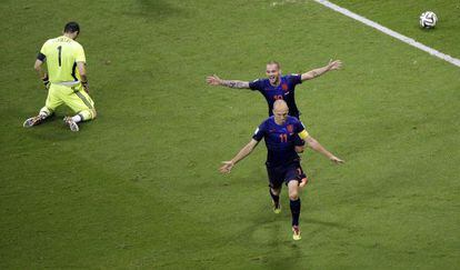Robben e Sneijder comemoram um dos gols, com Casillas no chão.