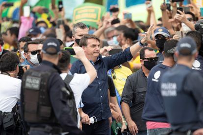 O presidente Jair Bolsonaro acena para simpatizantes no último domingo, em Brasília.