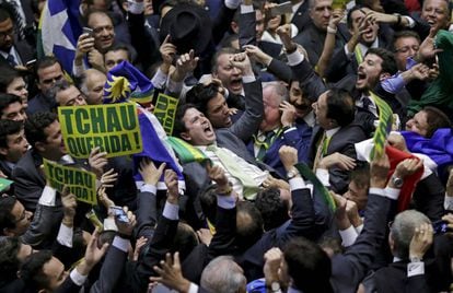 Deputado Bruno Araujo, responsável pelo voto definitivo, comemora na Câmara.