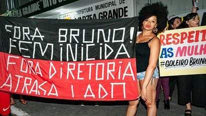 Mulheres protestam contra goleiro Bruno no Mato Grosso.