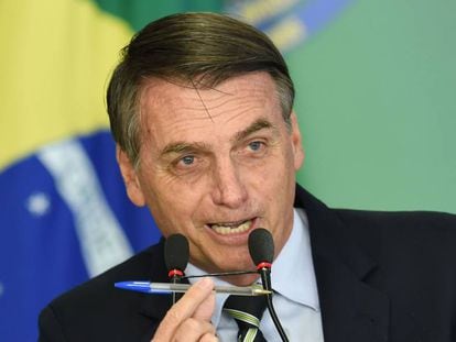 O presidente Jair Bolsonaro ao assinar o decreto sobre a posse de armas de fogo nesta terça-feira, em Brasília.