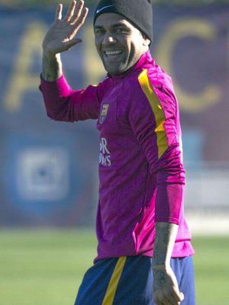 Dani Alves acena para os jornalistas no treino de sexta-feira.