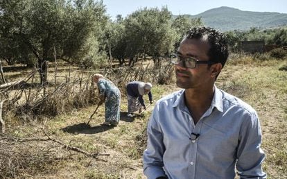 Um projeto de Chaker Sleymi (em primeiro plano) para cultivar e processar plantas medicinais e aromáticas emprega mulheres em situação vulnerável em Houamdia Tabarka (Tunísia).