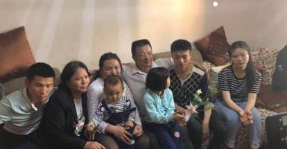 A família Wang, finalmente reunida com a filha desaparecida (vestida de branco, no centro da foto).